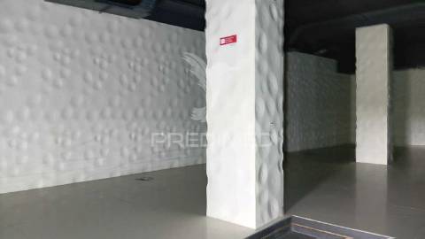 Venda edifício polivalente estacionamento privado ericeira