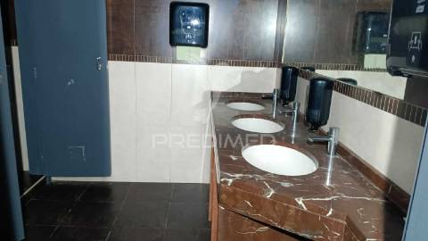 Venda edifício polivalente estacionamento privado ericeira