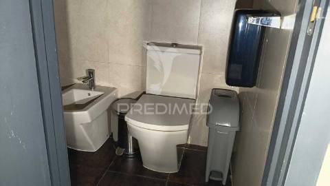 Venda edifício polivalente estacionamento privado ericeira