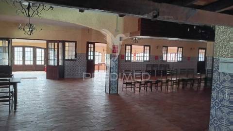 Venda edifício polivalente estacionamento privado ericeira