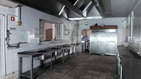 Venda edifício polivalente estacionamento privado ericeira