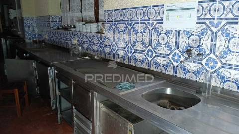 Venda edifício polivalente estacionamento privado ericeira