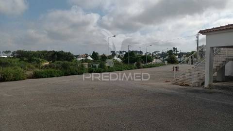 Venda edifício polivalente estacionamento privado ericeira