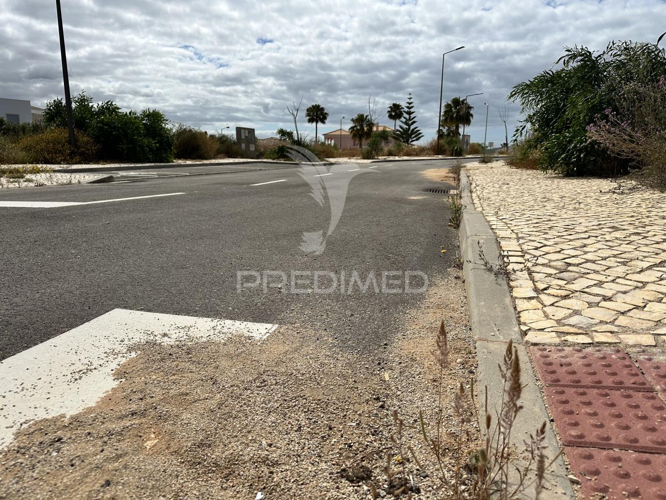 Lote de terreno para construção de moradia com + de 300m2 e piscina
