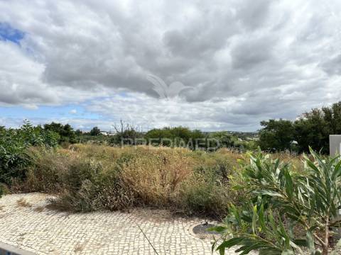 Lote de terreno para construção de moradia com + de 300m2 e piscina