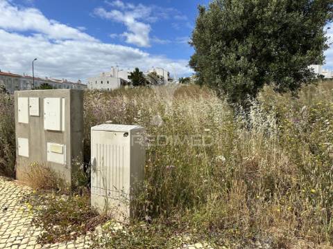 Lote de terreno para construção de moradia com + de 300m2 e piscina