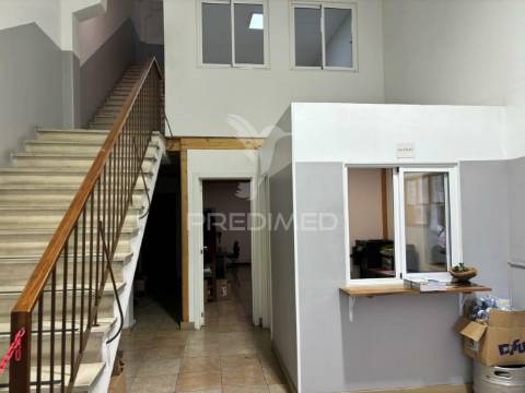 Venda armazém 1200 m2 excelente localização lourel, sintra