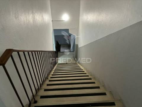 Venda armazém 1200 m2 excelente localização lourel, sintra