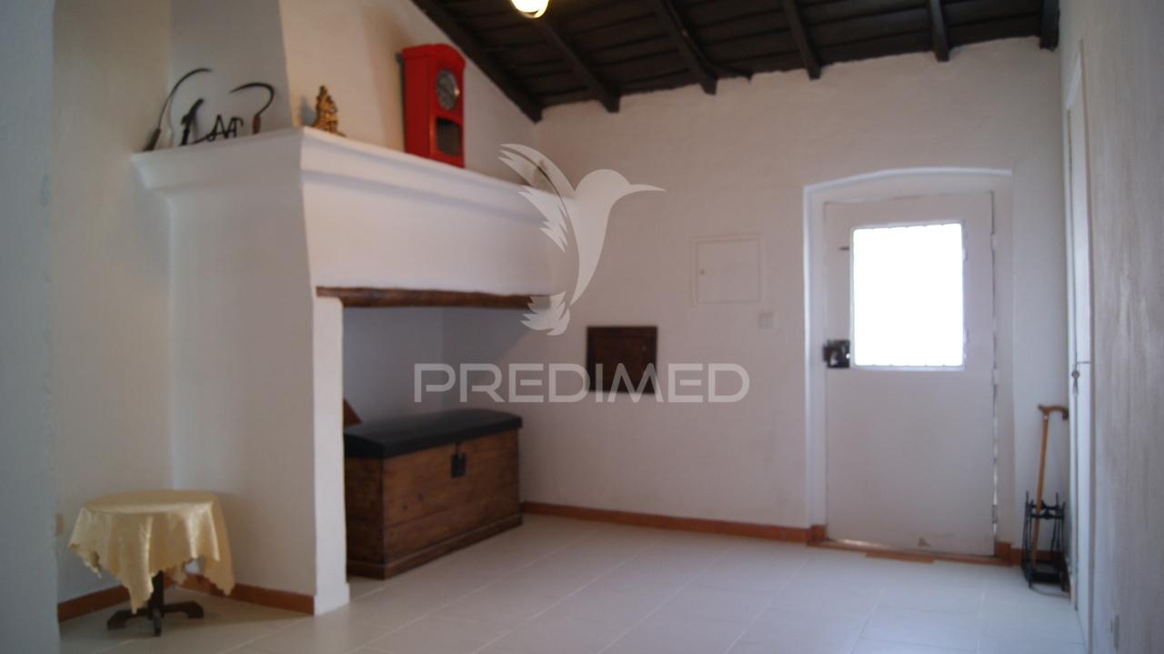 Moradia em vaiamonte com amplo espaço exterior.