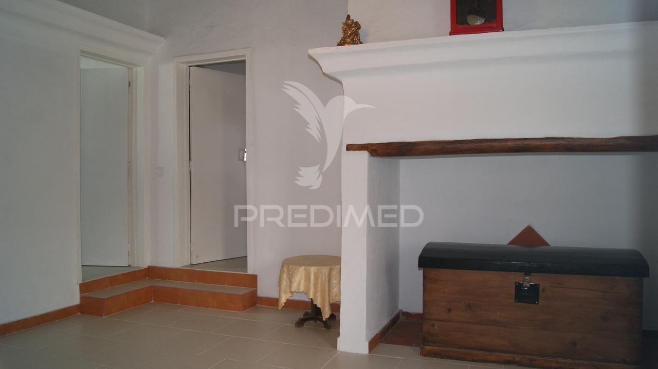 Moradia em vaiamonte com amplo espaço exterior.