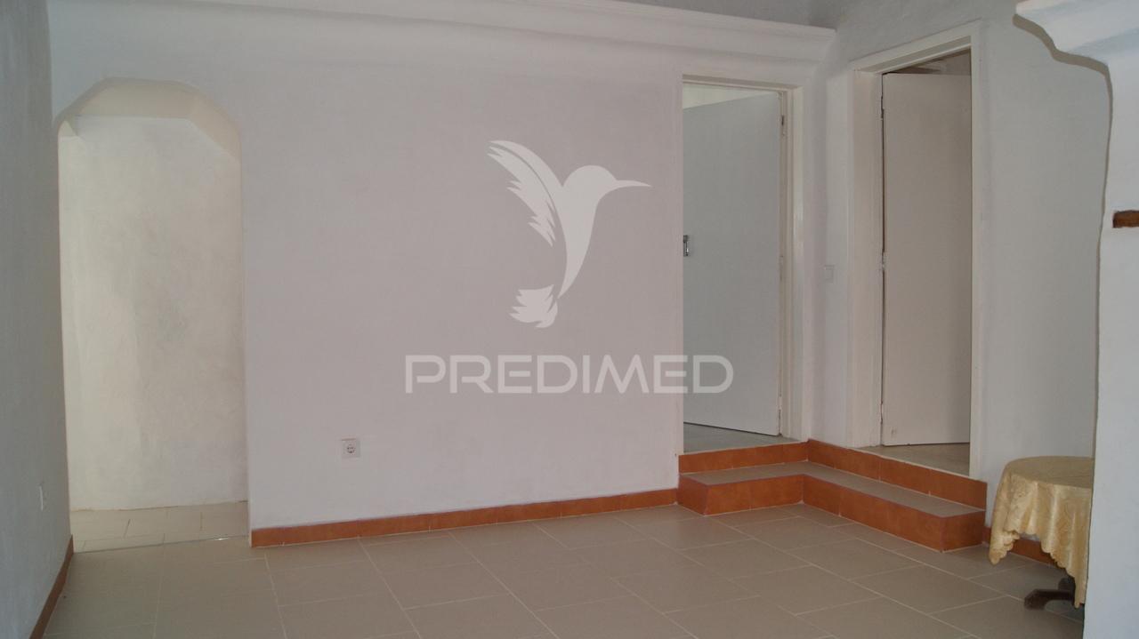 Moradia em vaiamonte com amplo espaço exterior.