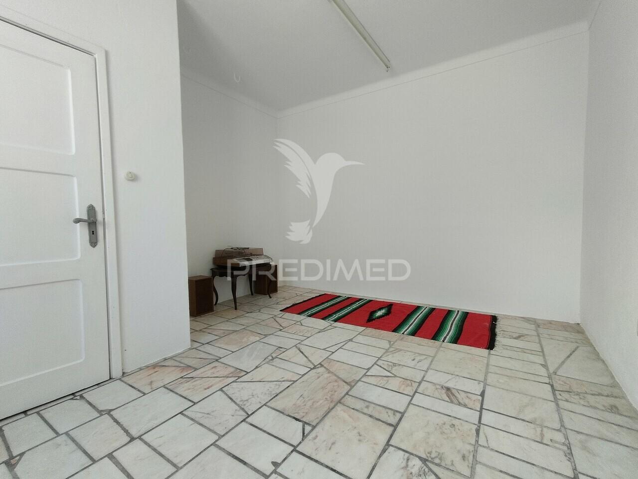 Moradia em vaiamonte com amplo espaço exterior.