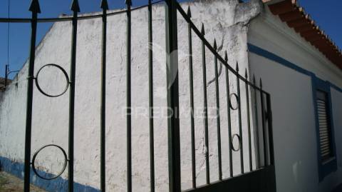 Villa em vaiamonte para recuperar, com pátio e quintal