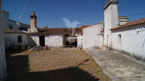 Villa em vaiamonte para recuperar, com pátio e quintal