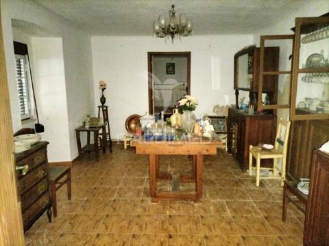 Villa em vaiamonte para recuperar, com pátio e quintal