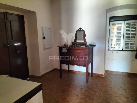 Villa em vaiamonte para recuperar, com pátio e quintal