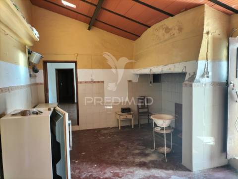 Villa em vaiamonte para recuperar, com pátio e quintal