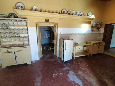 Villa em vaiamonte para recuperar, com pátio e quintal