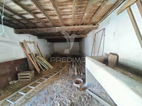 Villa em vaiamonte para recuperar, com pátio e quintal