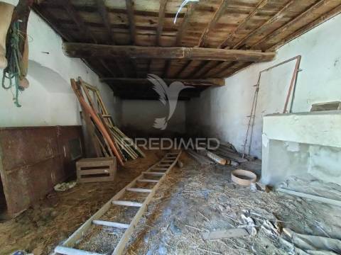 Villa em vaiamonte para recuperar, com pátio e quintal