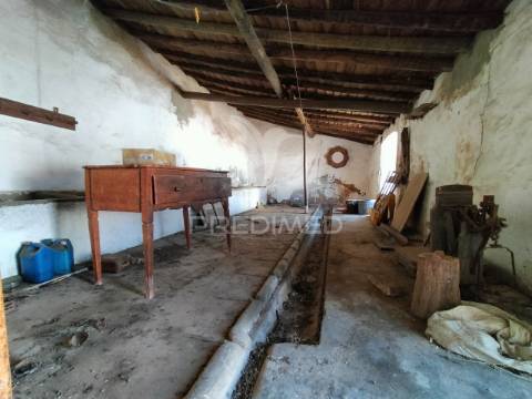 Villa em vaiamonte para recuperar, com pátio e quintal