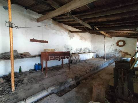 Villa em vaiamonte para recuperar, com pátio e quintal