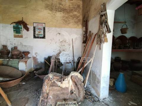 Villa em vaiamonte para recuperar, com pátio e quintal