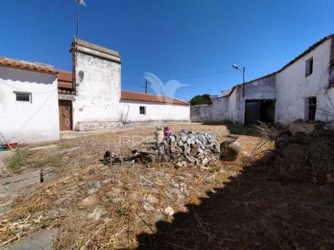 Villa em vaiamonte para recuperar, com pátio e quintal