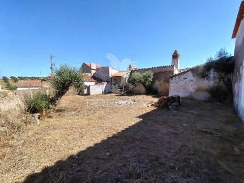 Villa em vaiamonte para recuperar, com pátio e quintal