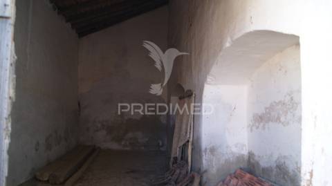 Villa em vaiamonte para recuperar, com pátio e quintal