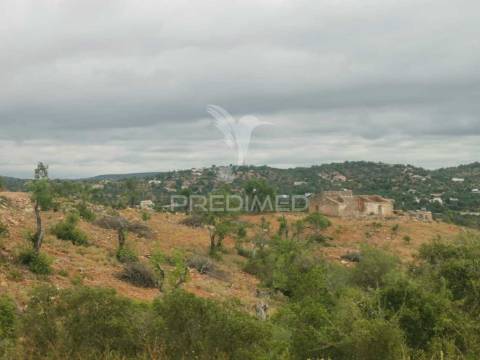Terreno misto perfeito para a sua casa de sonho