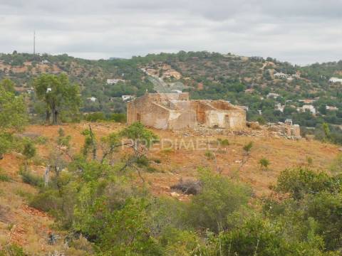 Terreno misto perfeito para a sua casa de sonho