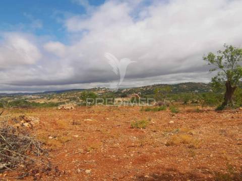 Terreno misto perfeito para a sua casa de sonho