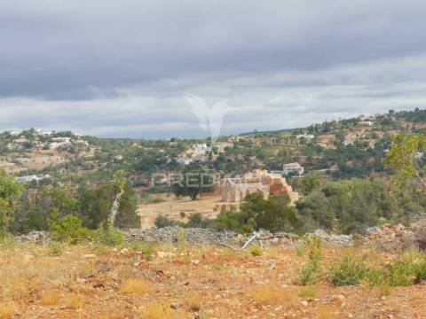 Terreno misto perfeito para a sua casa de sonho