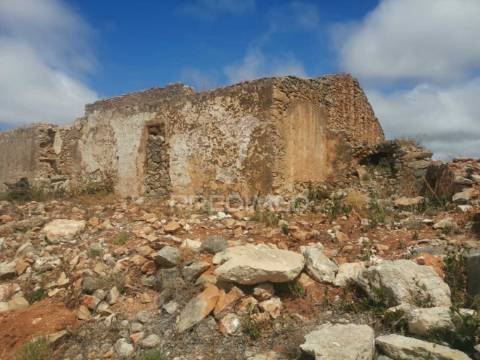 Terreno misto perfeito para a sua casa de sonho