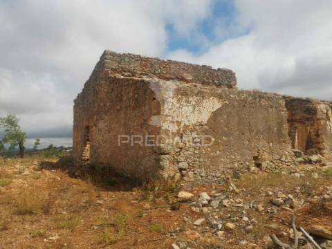 Terreno misto perfeito para a sua casa de sonho