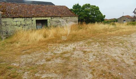 Terreno com 2 casas em pedra e espigueiro
