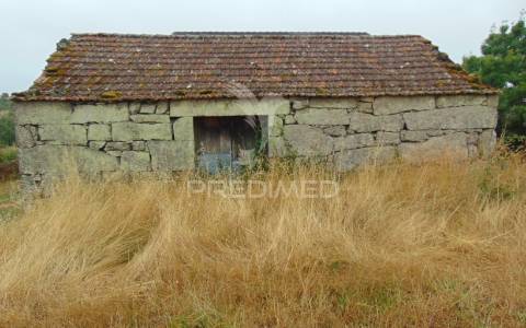 Terreno com 2 casas em pedra e espigueiro