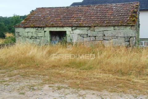 Terreno com 2 casas em pedra e espigueiro
