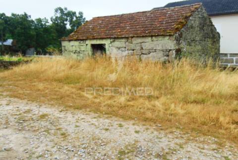 Terreno com 2 casas em pedra e espigueiro