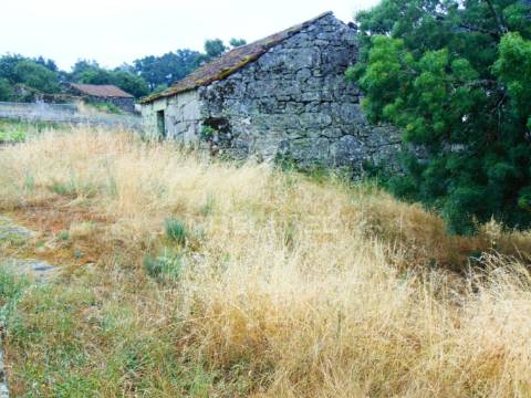 Terreno com 2 casas em pedra e espigueiro