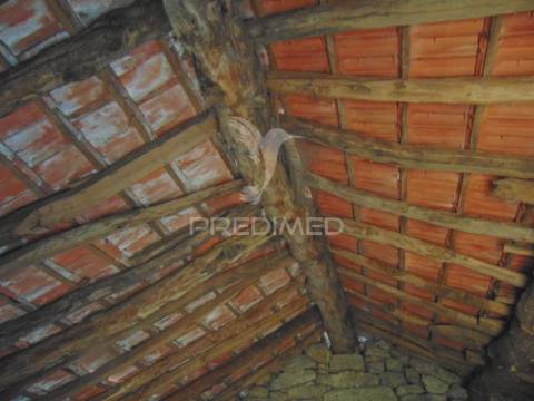 Terreno com 2 casas em pedra e espigueiro