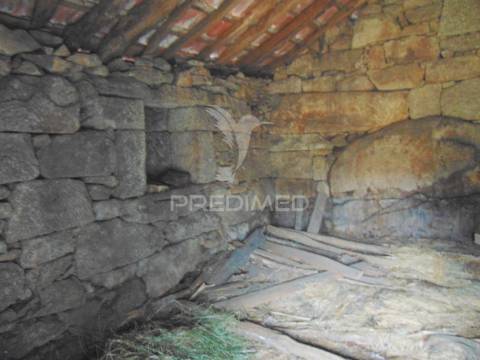 Terreno com 2 casas em pedra e espigueiro