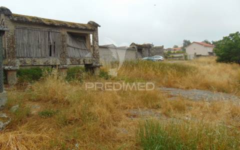 Terreno com 2 casas em pedra e espigueiro