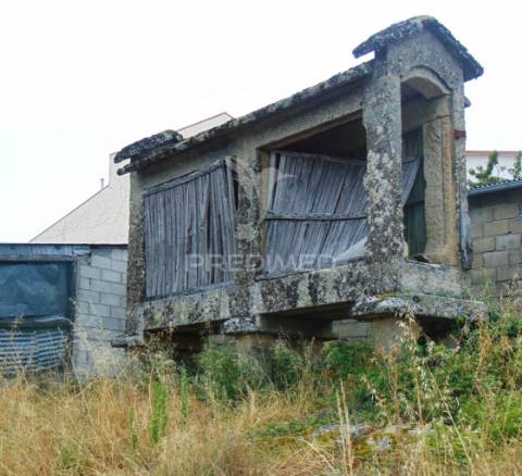 Terreno com 2 casas em pedra e espigueiro