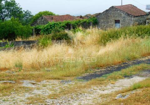 Terreno com 2 casas em pedra e espigueiro