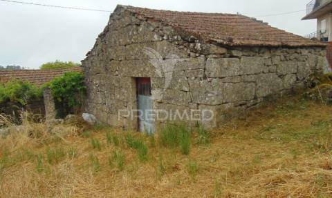 Terreno com 2 casas em pedra e espigueiro