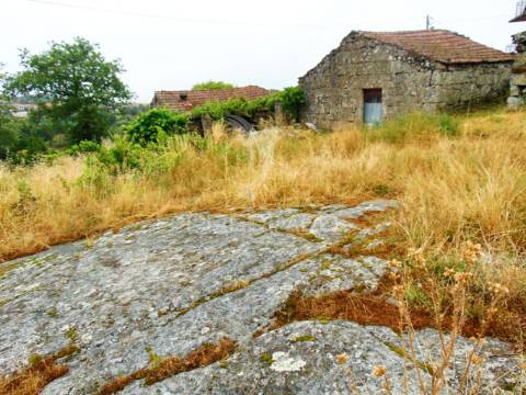 Terreno com 2 casas em pedra e espigueiro