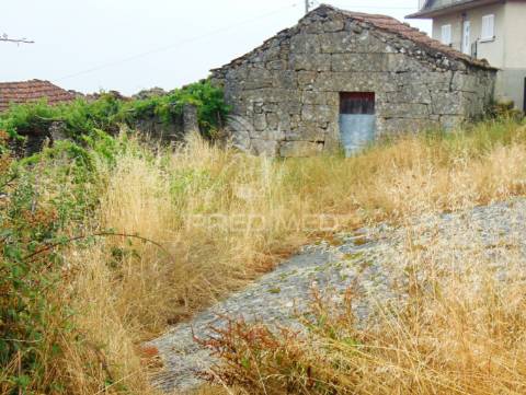 Terreno com 2 casas em pedra e espigueiro