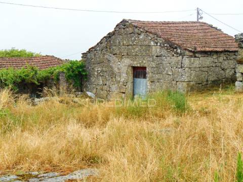 Terreno com 2 casas em pedra e espigueiro